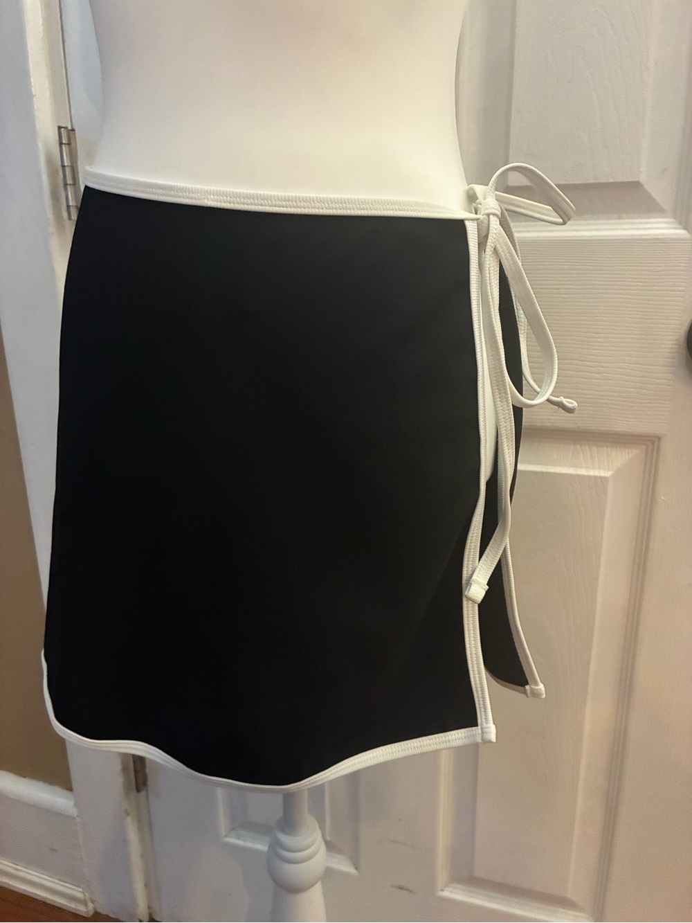 Wilo The Label Black White Contrast Trim Swim Mini Skirt Cover Up Size S Beach